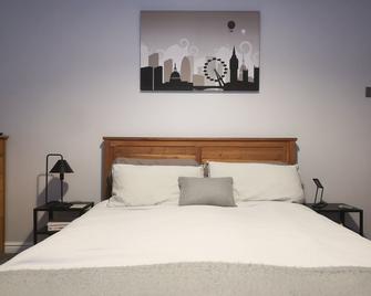 Switchback Stays Marina Apartments - Penarth - Bedroom