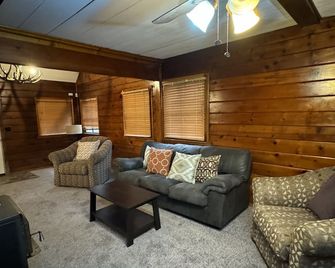 Crest Lodge Historic Mountain Inn - Crestline - Living room