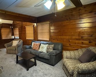 Crest Lodge Historic Mountain Inn - Crestline - Living room