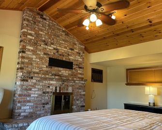 Shasta Lake Zen House:stunning Views, Spacious 4br W Game Room, Family & Friends - Lakehead - Bedroom