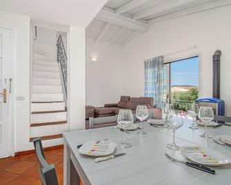 Trilo Piazzetta Garden - San Teodoro - Spisesal