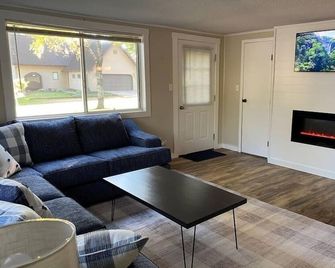 3 - Bedroom Cottage Near Lake Mitchell in Cadillac - Cadillac - Soggiorno