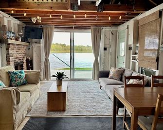 Peaceful Cozy Water Front Cottage. Step back in time and ENJOY - Wareham - Living room