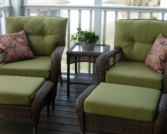 Luxury Fairway Condo Overlooking Two Fairways : Near Beaches - - Leland - Living room