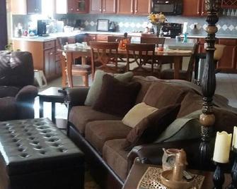 Guest Room with King Bed for Rent - Stephens City