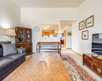 2 Mi to Lake Michigan: Cozy Duplex w/ Private Yard - Manitowoc - Wohnzimmer