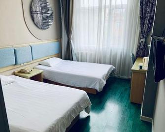 Home Inn (Qingdao Taidong Business Area, Lijin Road Metro Station) - Qingdao - Schlafzimmer