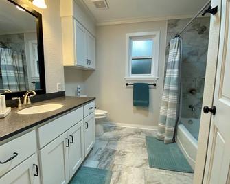 Charming, newly remodeled 2-bedroom duplex near Carthage w/ AC, fast WiFi - Carthage
