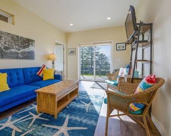 Oceanside Seaview Retreat - Oceanside - Living room