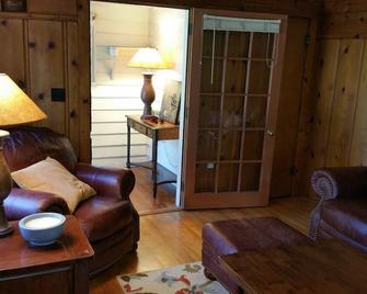 Historic Smarthouse Charming Comfy King - Klamath Falls - Living room