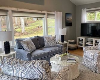 Ocean Cottage - Waterfront Property on Penobscott Bay w/ 2 Decks & Private Beach - Northport - Sala de estar
