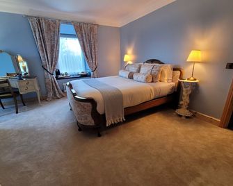 Farmhouse B&B Family stay or Romantic break, on our smallholding close to Narberth - Narberth - Habitación