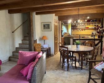 Comfortable 15th-century house with private fishing pond and swimming pool in wooded grounds - Sainte-Maure-de-Touraine - Salle à manger