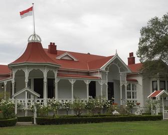 Cozy Accommodation In An Historic Home - Palmerston North - Building