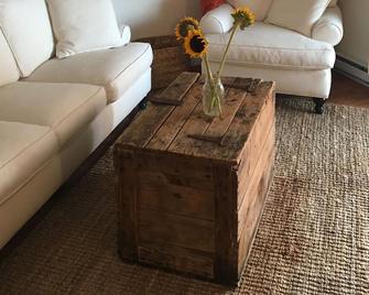 Treetop Downtown Westboro 1/1 Condo Nest - Westborough - Living room