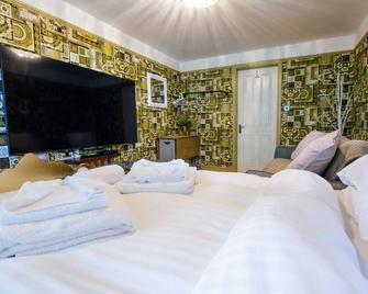 Deluxe 1 Bed Versace Hottub Skytv - Saffron Walden - Bedroom