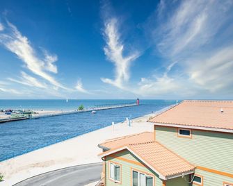 Upscale Waterfront Home w/ Panoramic Views on Lake Michigan! - South Haven - Beach