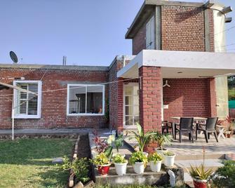 Morni Hills Retreat & Heaven by Hikers and Brewers - Panchkula - Terasa