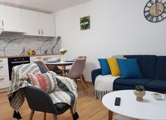 Charming Hideaway in the heart of Timisoara! - Timisoara - Living room