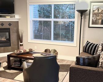 Charming Mill Bay 2 Br Suite - Mill Bay - Living room