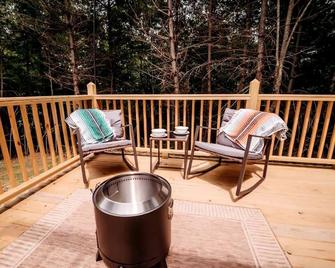 Cozy Modern A-Frame with Private Access Trail to Black Creek in Robbins, Tennessee - Huntsville - Balcón