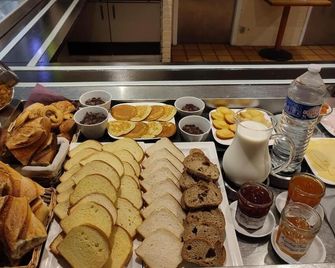Hôtel Inn Design & Restaurant Bourges - Bourges - Buffet