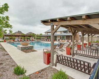 Spacious home in charming Prosper with AC, WiFi, close to fitness room - Prosper - Pool