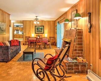 Mountain Rest Cottage with Gas Fireplace! - Mountain Rest - Living room