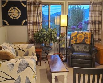 Charming walkout basement patio suite - ocean views. - Cowichan Bay - Sala de estar