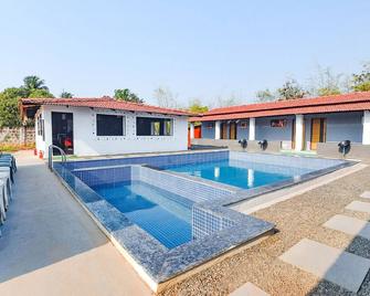 Fabescape Kautilyaa Resort With Swimming Pool - Sawantwadi - Pool