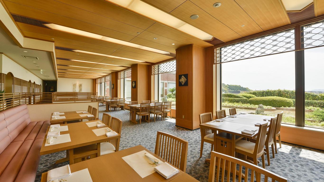 هوتل أوكورا جاي آر هويس تين بوش