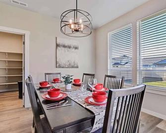 4 Bedroom Home with Full Office Space and Hot tub! - Meridian - Dining room