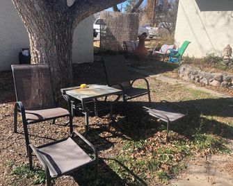 Dragonfly Cottage 1 of 5 listings downtown - Alpine - Binnenhof