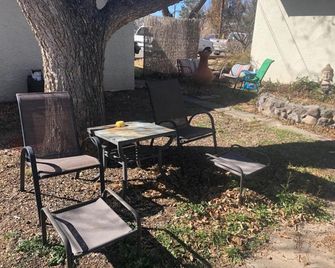 Dragonfly Cottage 1 of 5 listings downtown - Alpine - Patio