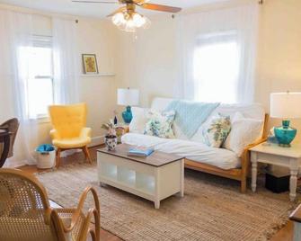 The Green Chickadee: romantic cottage near AT/I-81 - Troutville - Living room