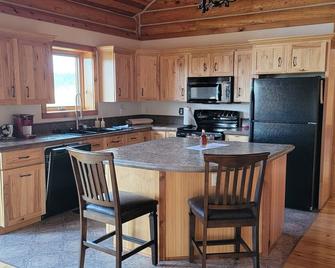 Large garage for bikes. Beautiful log home. On golf course. - Hulett - Cocina