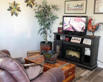 Stacks of Relax - a Quaint, Quiet & Cozy Farmhouse With Breathtaking Sunrises - Prescott Valley - Wohnzimmer