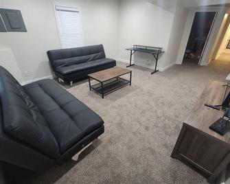 Waterfront with boat dock 1-bedroom on Detroit River canal. Good for 4 people - Wyandotte