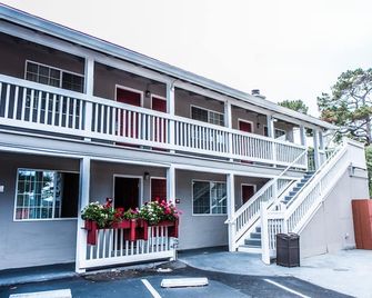 Pelican Inn - Monterey - Gebäude