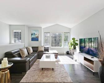 Central Courtenay Modern Retreat: Urban Oasis - Courtenay - Living room