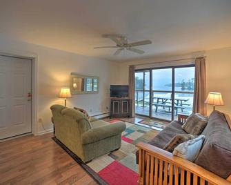Lakefront Adirondacks Home: Fish, Hike, Ski! - Bolton Landing - Living room