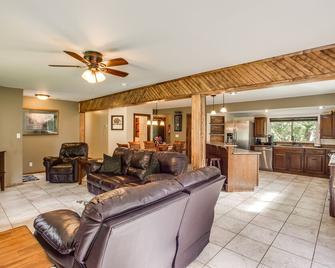 Leavenworth Creekside Lodge - Leavenworth - Living room