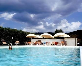 Hotel Ristorante La Lanterna - Castelnuovo di Garfagnana - Piscina