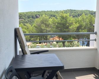 80 Meters From Beautiful Clear Blue Sea, Swimming, Snorkling, Fishing - Milna (Brač) - Balcony