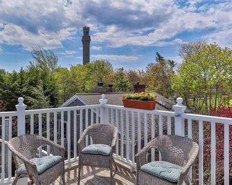 Ptown Paradise Farmhouse in the perfect, central location! - Provincetown - Balcón