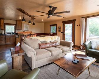 Cozy, pet-friendly loft cabin just outside Glacier NP! - Coram - Living room
