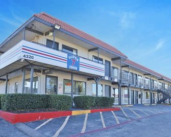 Super 7 Inn Dallas-Southwest - Dallas - Building