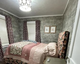 The Happy Place - Sioux Falls - Bedroom