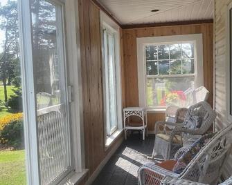 Charming 4 Bedroom Country House - 10 Km From Summerside - - Summerside - Sala de estar