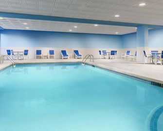 Garner Hotel Brockton - Boston by IHG - Brockton - Piscina